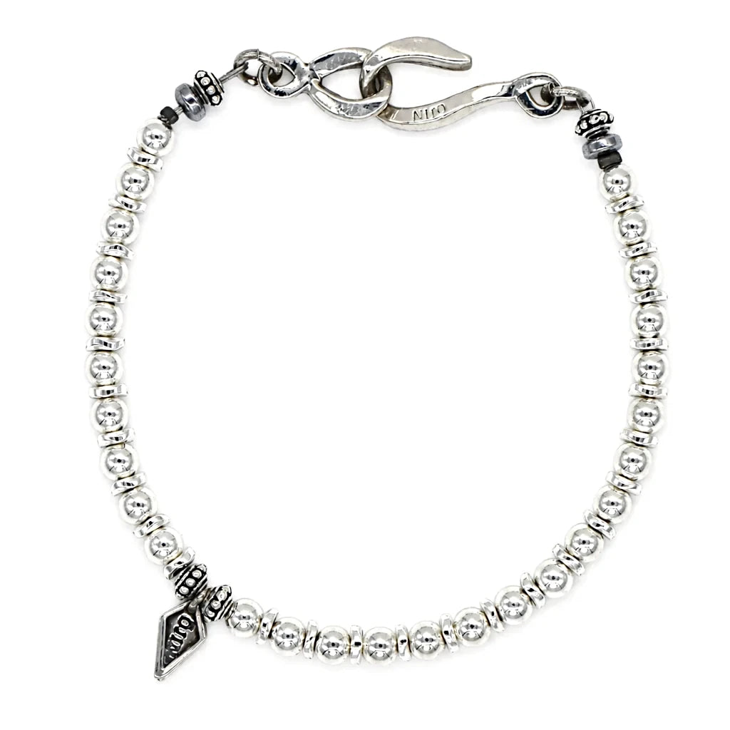 Bracelet homme Kumo en perles d'argent 925 de 4 mm, avec séparateurs en hématite et fermoir signature OJIN.