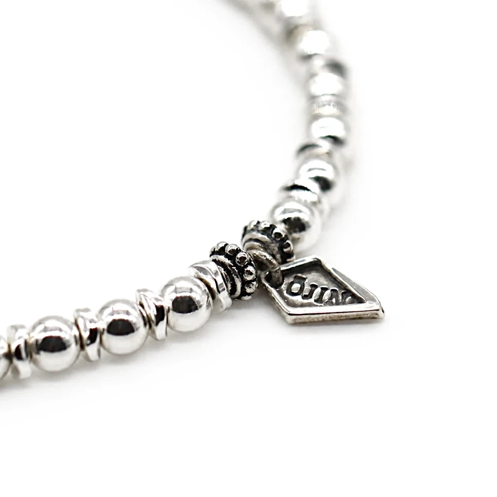 Gros plan sur les perles fines en argent 925, avec breloque ÕJIN gravée - Bracelet créateur Kumo